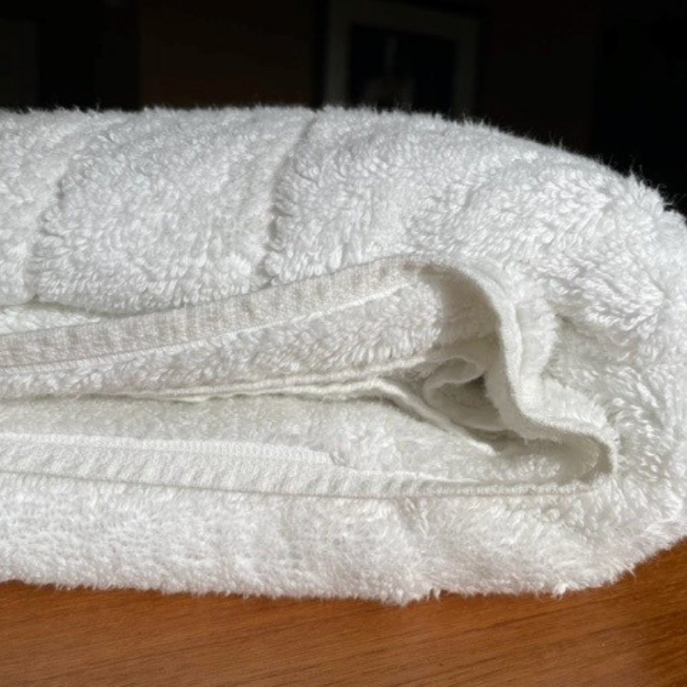 PLUSH WHITE BROOKLINEN BATH TOWEL 38 ½ in. x 62 in. Like New + TOTE BAG - Picture 4 of 9